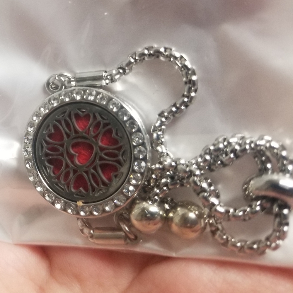 NWT heart-faced diffuser bracelet with 10 pads - Picture 3 of 3